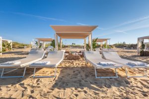 Un ombrellone fino a 1500 euro al giorno, parla il gestore: "Prezzi compatibili con il servizio" - Corriere Salentino