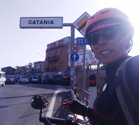 Lunedì 6 giugno fa tappa a Lecce il lungo viaggio in bicicletta dell'operatrice umanitaria brindisina Vincenza Lofino - Corriere Salentino