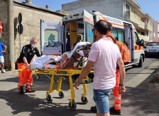 Paura per strada, pittbull aggredisce 32enne e il suo cagnolino: azzannata alla gamba