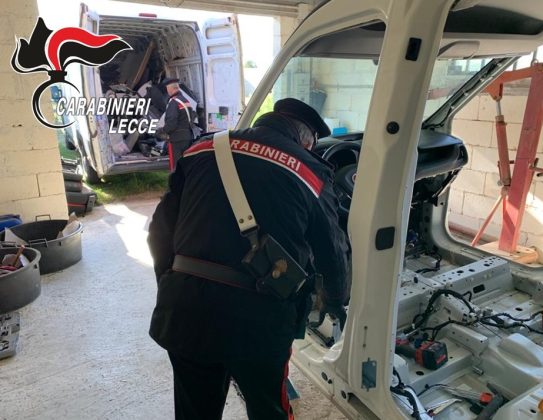 Smontavano pezzi di auto e camion rubati per poi rivenderli: scattano due arresti - Corriere Salentino
