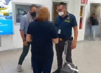 Atterrano da Mykonos con al seguito documenti falsi: scatta l’arresto per un leccese ed uno yemenita