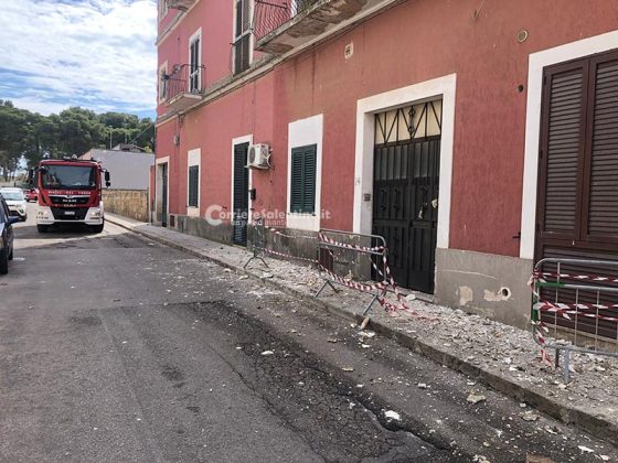 Il balcone perde pezzi, pietre e calcinacci si schiantano sul marciapiede - Corriere Salentino