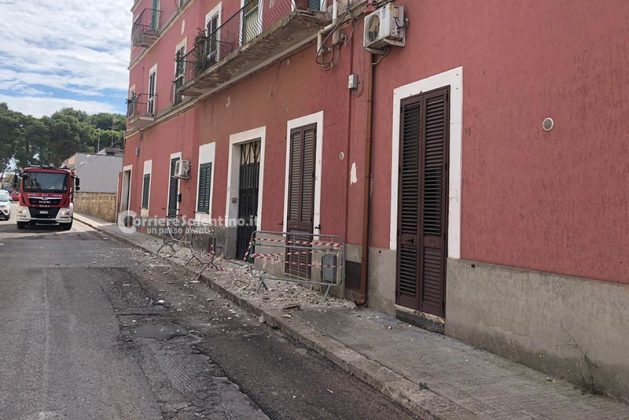 Il balcone perde pezzi, pietre e calcinacci si schiantano sul marciapiede - Corriere Salentino