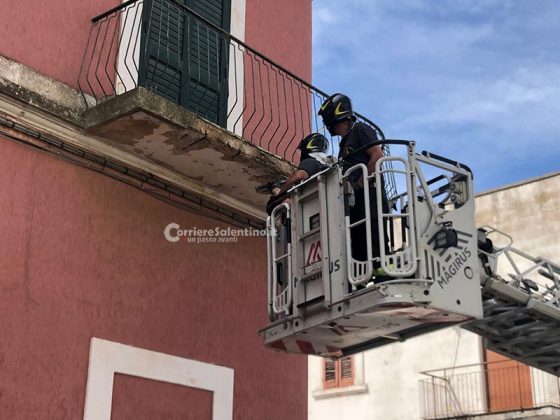 Il balcone perde pezzi, pietre e calcinacci si schiantano sul marciapiede - Corriere Salentino