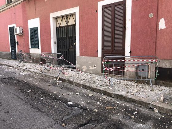 Il balcone perde pezzi, pietre e calcinacci si schiantano sul marciapiede - Corriere Salentino
