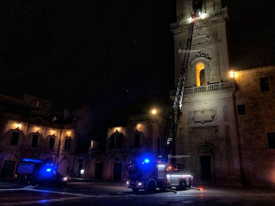 “Il campanile del Duomo è in fiamme”, accorrono i vigili ma scoprono che si trattava solo di un effetto ottico - Corriere Salentino