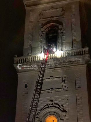 “Il campanile del Duomo è in fiamme”, accorrono i vigili ma scoprono che si trattava solo di un effetto ottico - Corriere Salentino