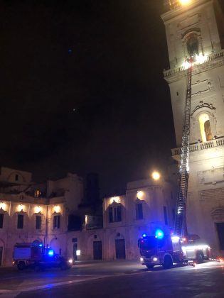 “Il campanile del Duomo è in fiamme”, accorrono i vigili ma scoprono che si trattava solo di un effetto ottico - Corriere Salentino