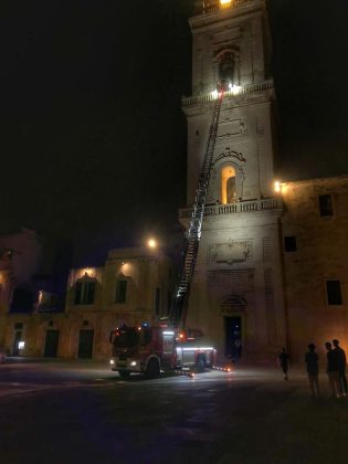 “Il campanile del Duomo è in fiamme”, accorrono i vigili ma scoprono che si trattava solo di un effetto ottico - Corriere Salentino