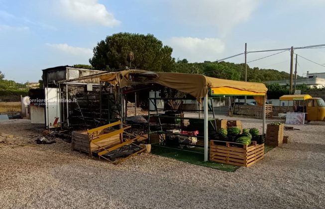 In fiamme un chiosco di prodotti ortofrutticoli, due vigili del fuoco restano feriti: si sospetta l’atto doloso - Corriere Salentino