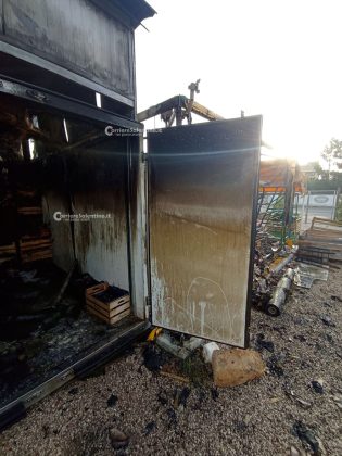 In fiamme un chiosco di prodotti ortofrutticoli, due vigili del fuoco restano feriti: si sospetta l’atto doloso - Corriere Salentino