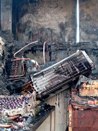 In fiamme un chiosco di prodotti ortofrutticoli, due vigili del fuoco restano feriti: si sospetta l’atto doloso - Corriere Salentino