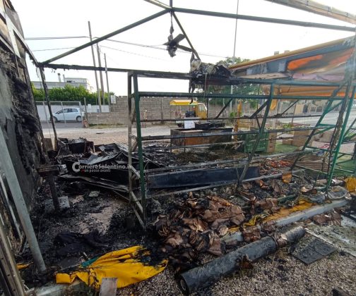 In fiamme un chiosco di prodotti ortofrutticoli, due vigili del fuoco restano feriti: si sospetta l’atto doloso - Corriere Salentino
