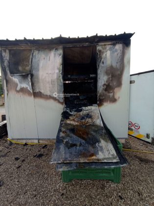 In fiamme un chiosco di prodotti ortofrutticoli, due vigili del fuoco restano feriti: si sospetta l’atto doloso - Corriere Salentino