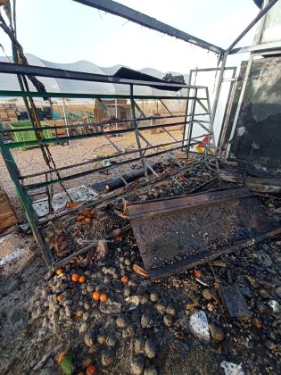 In fiamme un chiosco di prodotti ortofrutticoli, due vigili del fuoco restano feriti: si sospetta l’atto doloso - Corriere Salentino