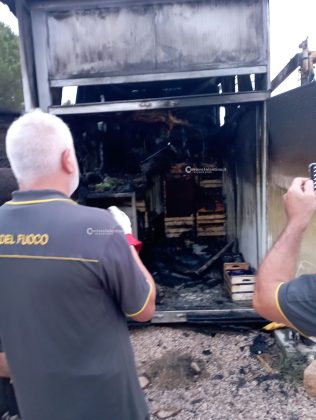 In fiamme un chiosco di prodotti ortofrutticoli, due vigili del fuoco restano feriti: si sospetta l’atto doloso - Corriere Salentino