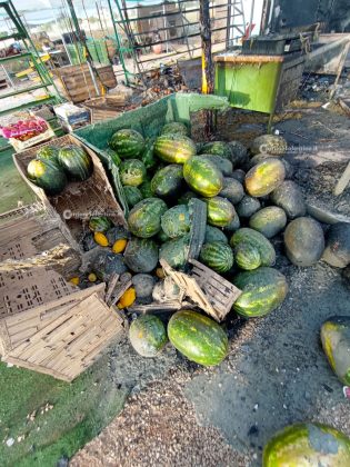 In fiamme un chiosco di prodotti ortofrutticoli, due vigili del fuoco restano feriti: si sospetta l’atto doloso - Corriere Salentino