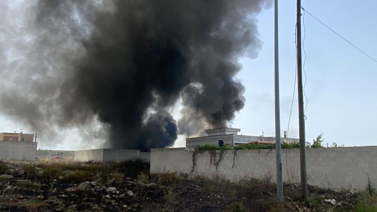 Fiamme nella zona industriale, il fumo raggiunge pure il centro di Lecce - Corriere Salentino