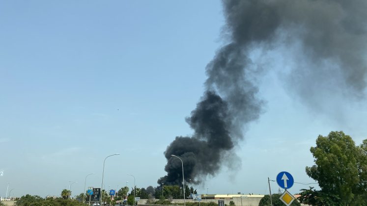 Fiamme nella zona industriale, il fumo raggiunge pure il centro di Lecce - Corriere Salentino