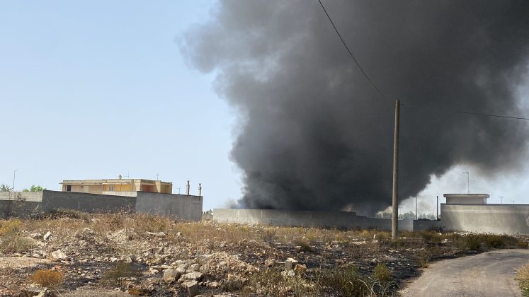 Fiamme nella zona industriale, il fumo raggiunge pure il centro di Lecce - Corriere Salentino