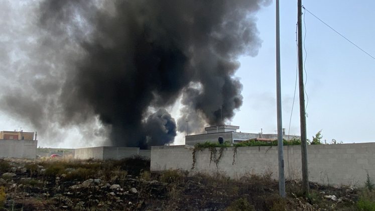 Fiamme nella zona industriale, il fumo raggiunge pure il centro di Lecce - Corriere Salentino