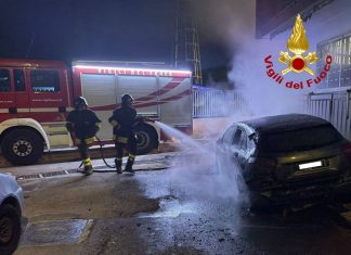 Divampano le fiamme nella notte: a fuoco l’auto di una donna. Al vaglio i filmati delle telecamere
