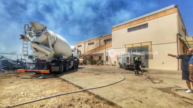 Rogo nella campagna vicina, le fiamme raggiungono capannone di mezzi a noleggio: danni ingenti - Corriere Salentino