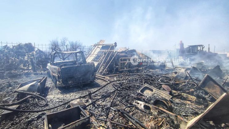 Rogo nella campagna vicina, le fiamme raggiungono capannone di mezzi a noleggio: danni ingenti - Corriere Salentino