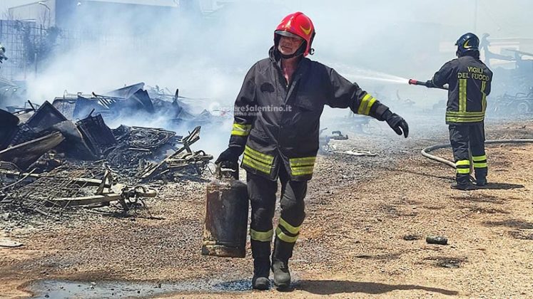 Rogo nella campagna vicina, le fiamme raggiungono capannone di mezzi a noleggio: danni ingenti - Corriere Salentino
