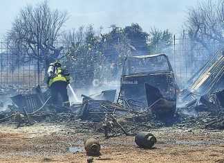 Rogo nella campagna vicina, le fiamme raggiungono capannone di mezzi a noleggio: danni ingenti