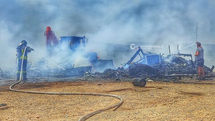 Rogo nella campagna vicina, le fiamme raggiungono capannone di mezzi a noleggio: danni ingenti - Corriere Salentino