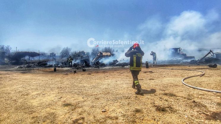 Rogo nella campagna vicina, le fiamme raggiungono capannone di mezzi a noleggio: danni ingenti - Corriere Salentino