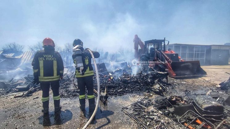 Rogo nella campagna vicina, le fiamme raggiungono capannone di mezzi a noleggio: danni ingenti - Corriere Salentino