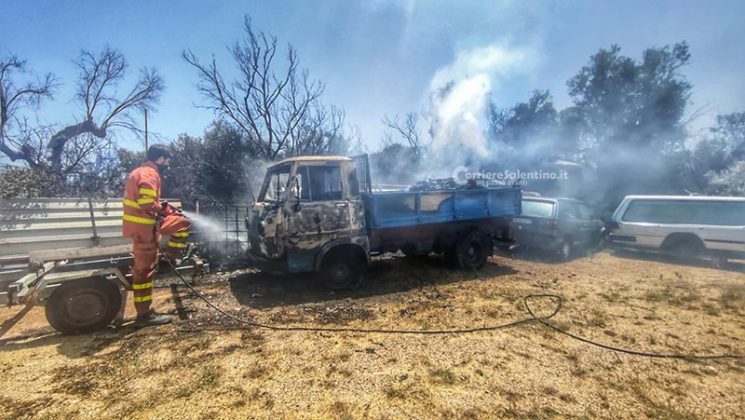 Rogo nella campagna vicina, le fiamme raggiungono capannone di mezzi a noleggio: danni ingenti - Corriere Salentino