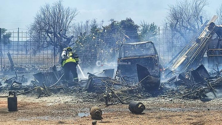 Rogo nella campagna vicina, le fiamme raggiungono capannone di mezzi a noleggio: danni ingenti - Corriere Salentino