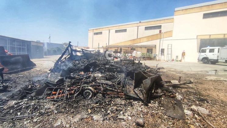 Rogo nella campagna vicina, le fiamme raggiungono capannone di mezzi a noleggio: danni ingenti - Corriere Salentino