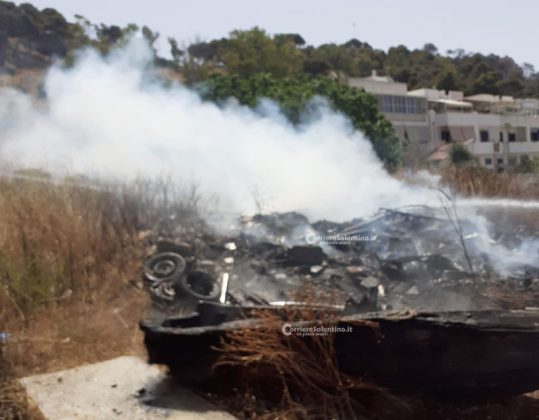 Ancora fiamme a Lido Conchiglie, torna la paura: i vigili del fuoco spengono il rogo ed evitano un nuovo disastro - Corriere Salentino