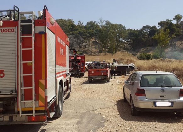 Ancora fiamme a Lido Conchiglie, torna la paura: i vigili del fuoco spengono il rogo ed evitano un nuovo disastro - Corriere Salentino