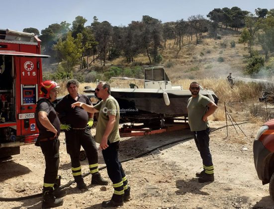 Ancora fiamme a Lido Conchiglie, torna la paura: i vigili del fuoco spengono il rogo ed evitano un nuovo disastro - Corriere Salentino