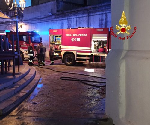 Fiamme nel basso Salento, divampa rogo nel ristorante in piazza - Corriere Salentino