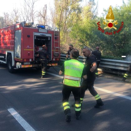 Ennesimo giorno di incendi, due vasti roghi costringono alla chiusura delle statale 101 e 274 - Corriere Salentino