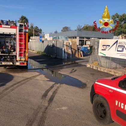 Ennesimo giorno di incendi, due vasti roghi costringono alla chiusura delle statale 101 e 274 - Corriere Salentino