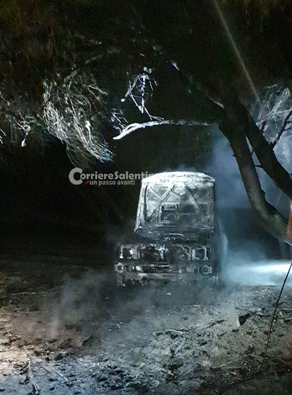 Auto in fiamme nel parcheggio del lido, il fuoco rischia di raggiungere la pineta: si indaga sulle cause - Corriere Salentino