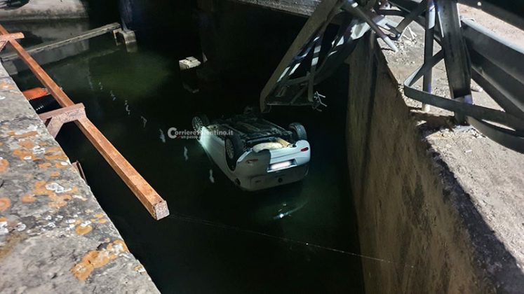Tragedia sfiorata agli Alimini, auto esce fuori strada e si ribalta nel canale: giovane coppia illesa per miracolo - Corriere Salentino