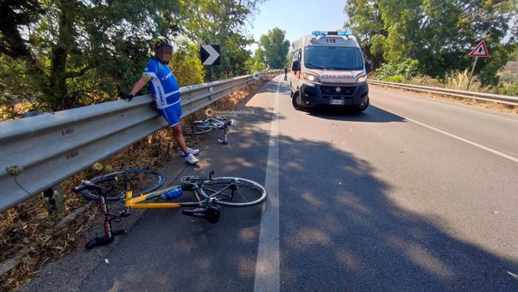 Urtato da un'auto durante un sorprasso, ciclista in ospedale. Moto contro auto, ferito centauro - Corriere Salentino