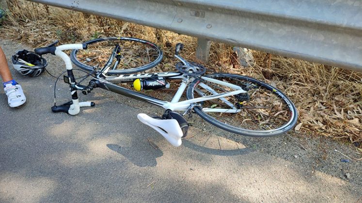 Urtato da un'auto durante un sorprasso, ciclista in ospedale. Moto contro auto, ferito centauro - Corriere Salentino