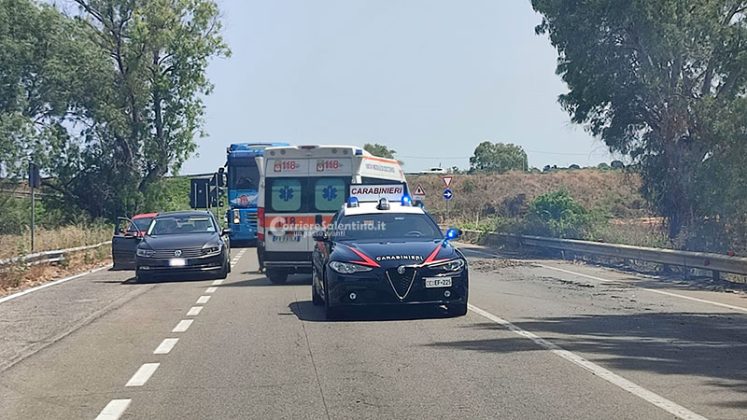Il Salento continua a bruciare: fumo invade la statale, camion fuori strada dopo l'impatto. Incendi, arrivano i fireboss - Corriere Salentino