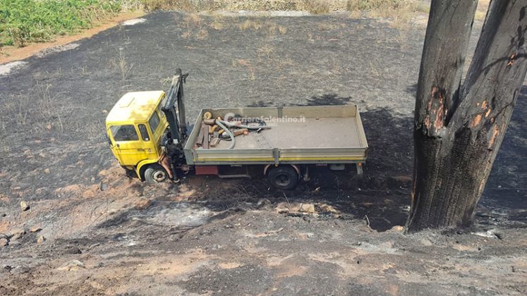 Il Salento continua a bruciare: fumo invade la statale, camion fuori strada dopo l'impatto. Incendi, arrivano i fireboss - Corriere Salentino