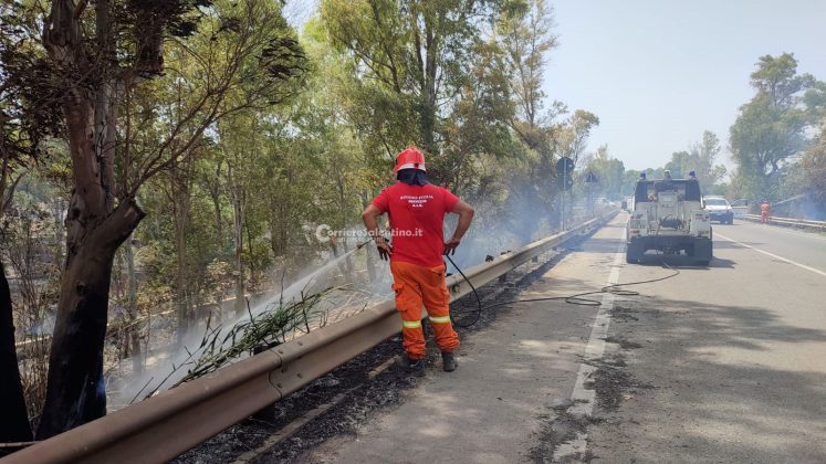 Il Salento continua a bruciare: fumo invade la statale, camion fuori strada dopo l'impatto. Incendi, arrivano i fireboss - Corriere Salentino