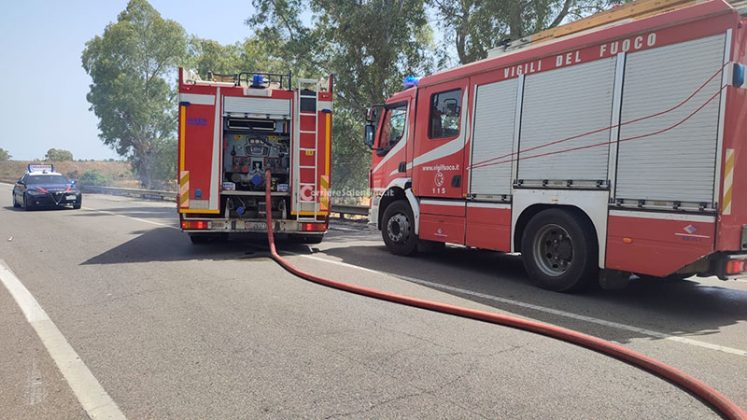 Il Salento continua a bruciare: fumo invade la statale, camion fuori strada dopo l'impatto. Incendi, arrivano i fireboss - Corriere Salentino